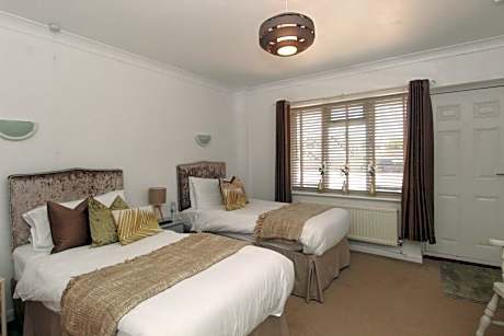 Twin Room with Private Bathroom