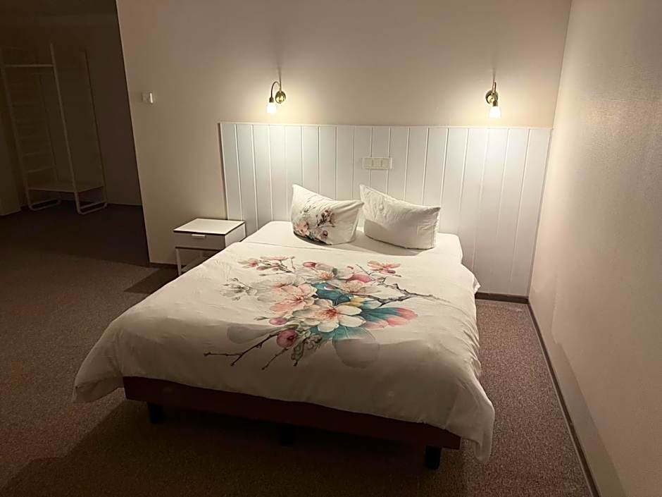 Hotel Pause - Free WiFi & Free Parking!!