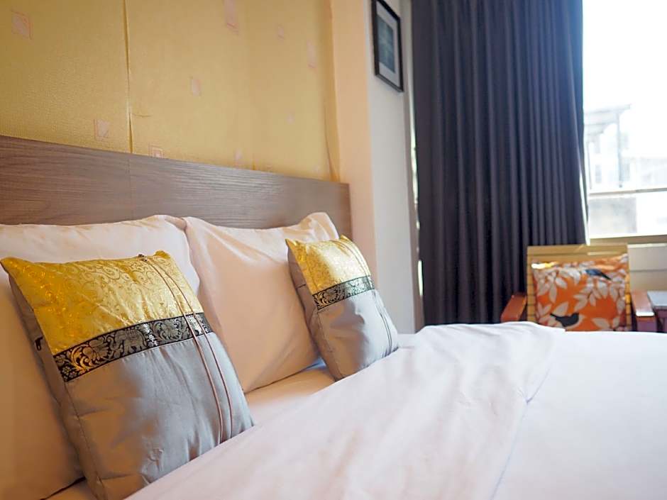 Crown Bts Nana Hotel