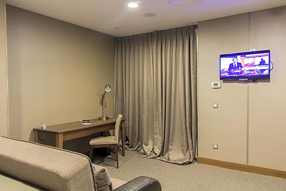 Parkside Hotel & Apartments