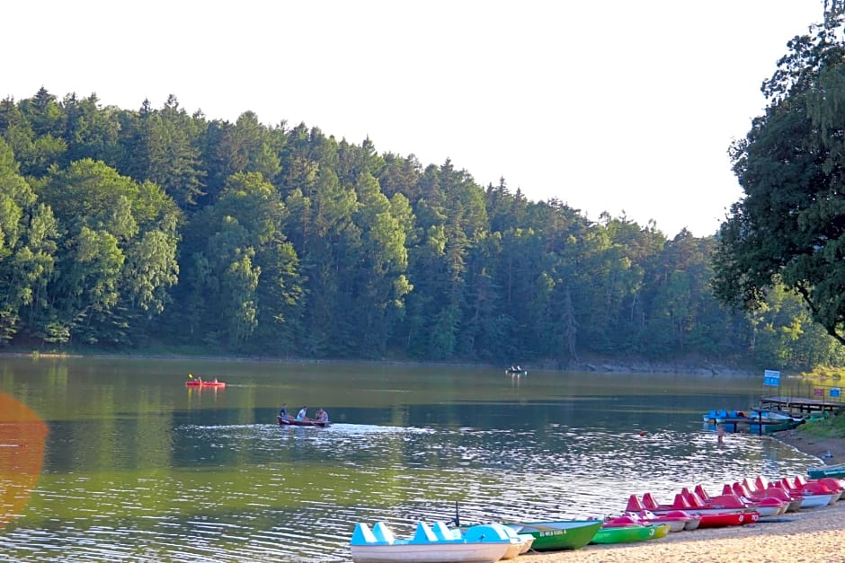 Domki nad jeziorem w Karłowicach