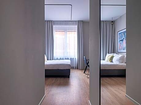 Medium Room, Stairs Access Only
