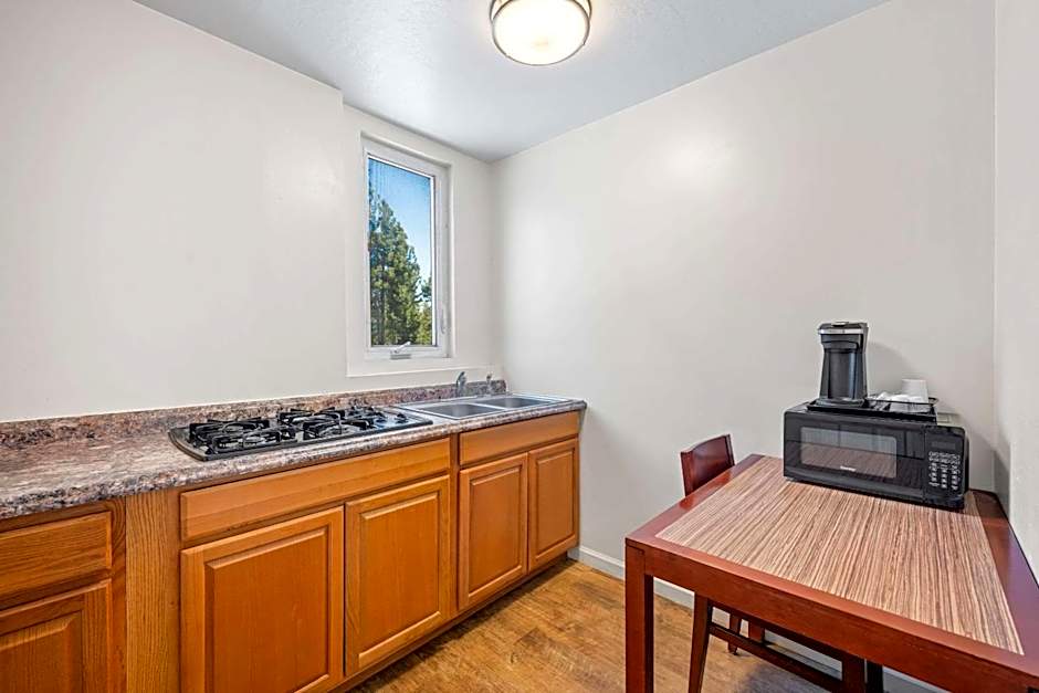 Econo Lodge Inn & Suites