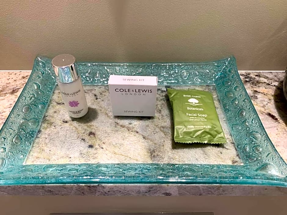 Luxury Shepherds Hut with Superb Views & Fire Pit & walking distance to a superb Gastro Pub