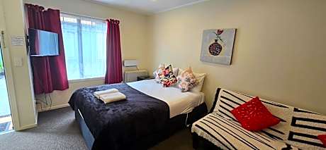 Deluxe Queen Studio