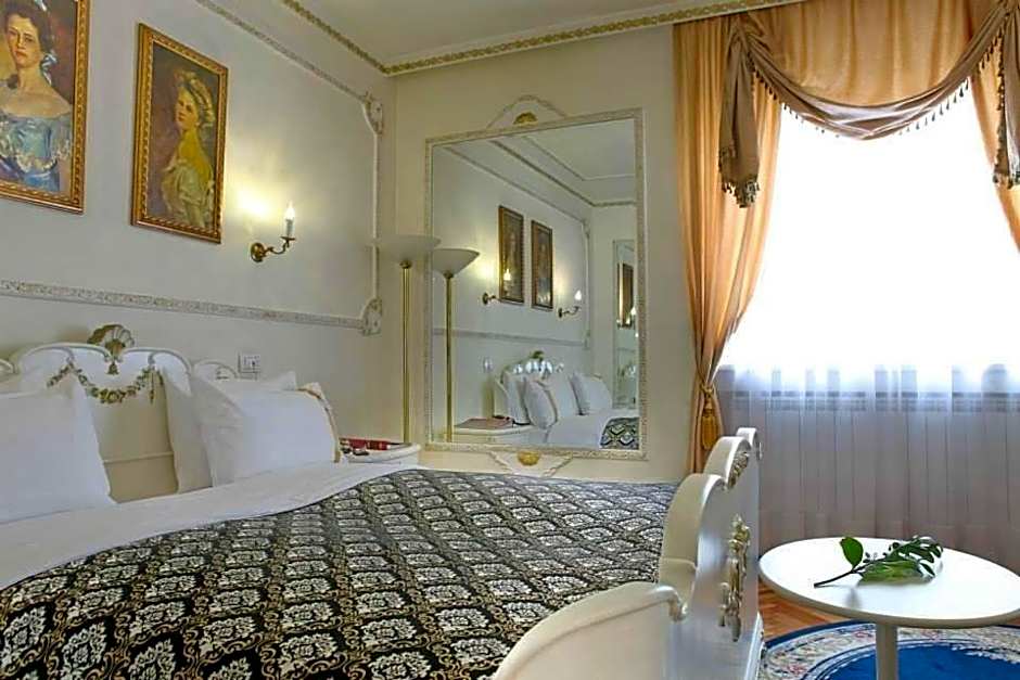 Queen's Astoria Design Hotel