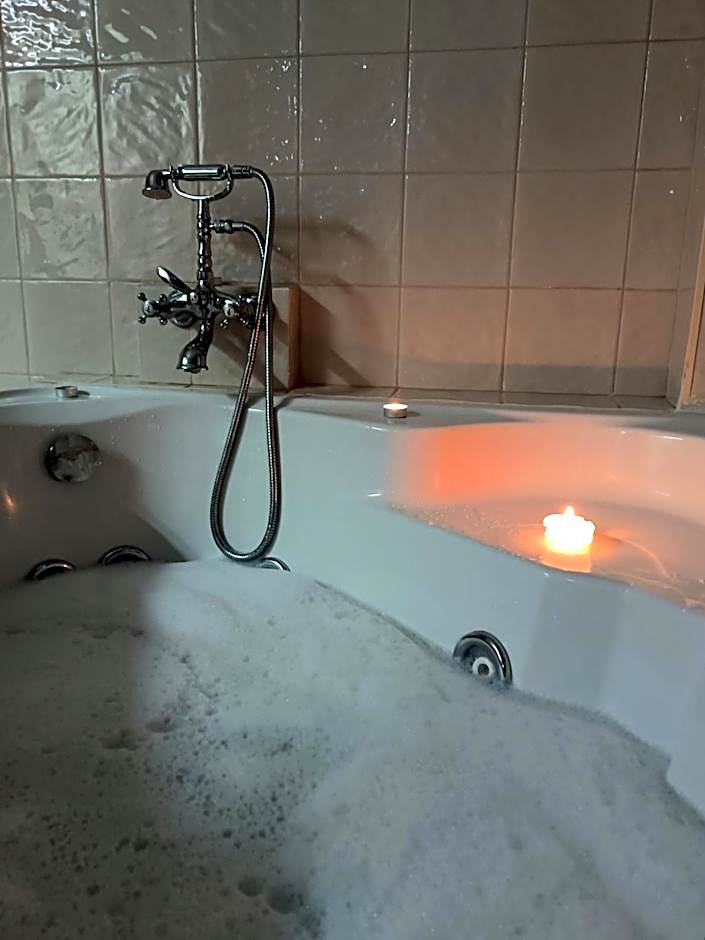 Foto 1 dari 14 — Deluxe Suite with Spa Bath