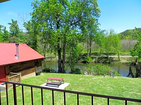 Queen Room with Two Queen Beds - River View (Non Smoking)