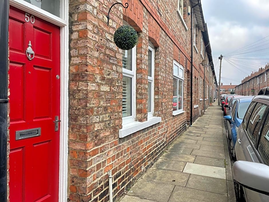 Riverside Lodge - Quaint Victorian Home By The River