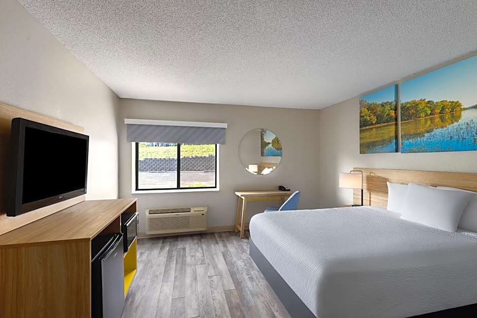 Days Inn and Suites by Wyndham Kansas City South