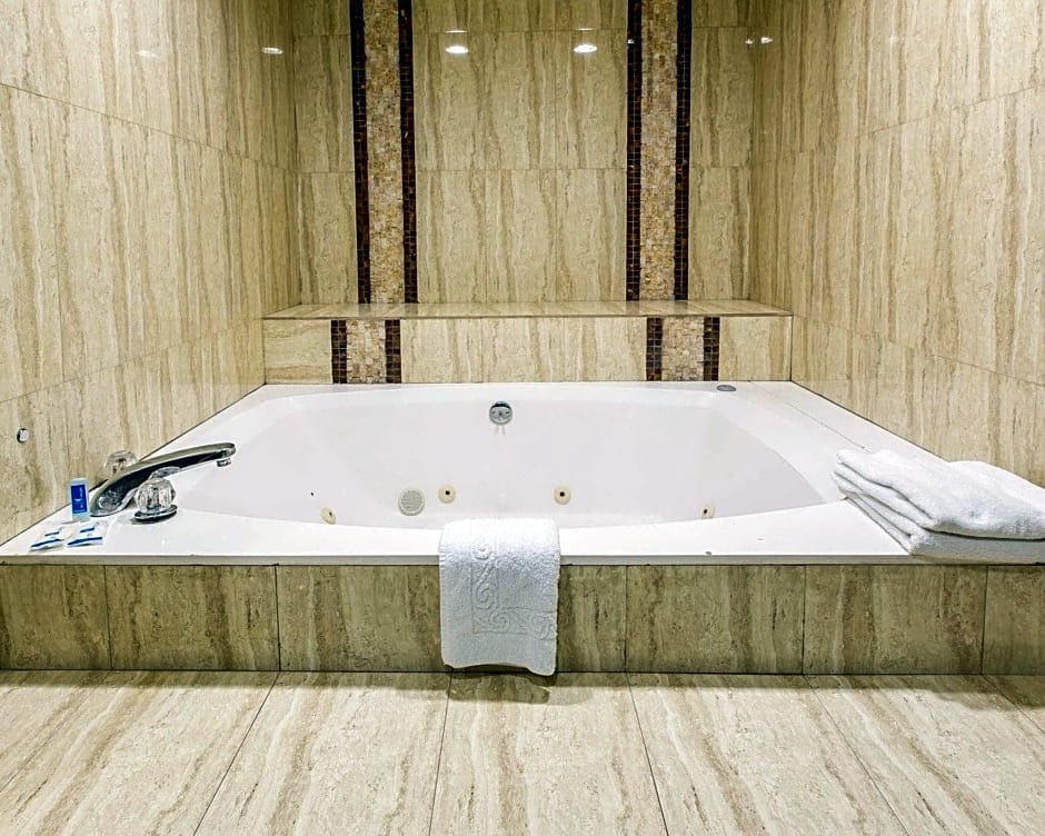 Rodeway Inn & Suites