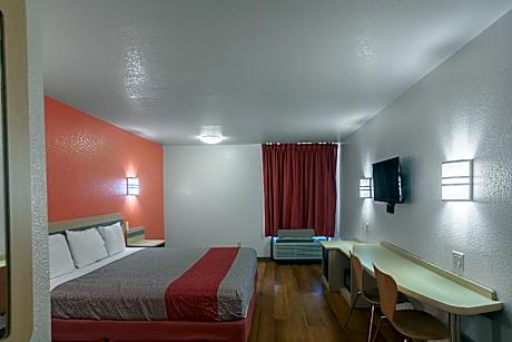 1 King Bed | Non-Smoking, Micfridge