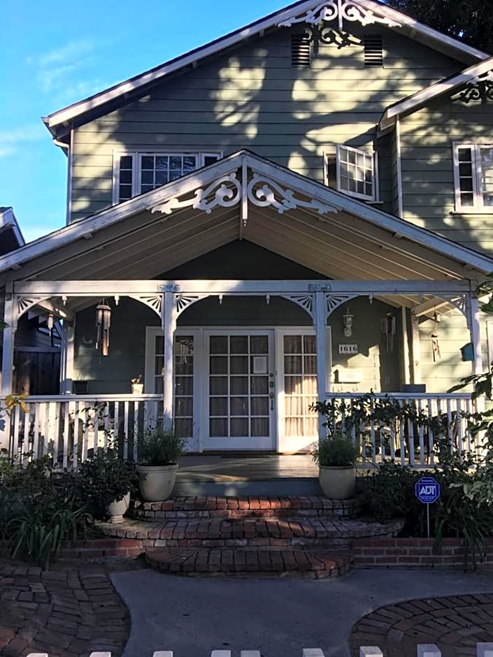 Elaine's Hollywood Bed & Breakfast