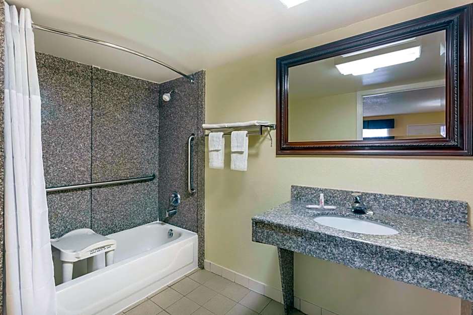 Days Inn & Suites by Wyndham Warner Robins Near Robins AFB