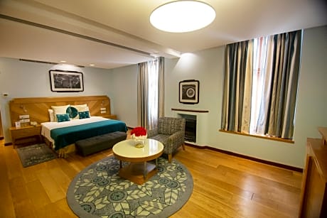 Premium Room Double Bed with 15% off on Food and Soft Beverages, Happy Hours (Buy 1 & Get 1) on select menu at InSomnia