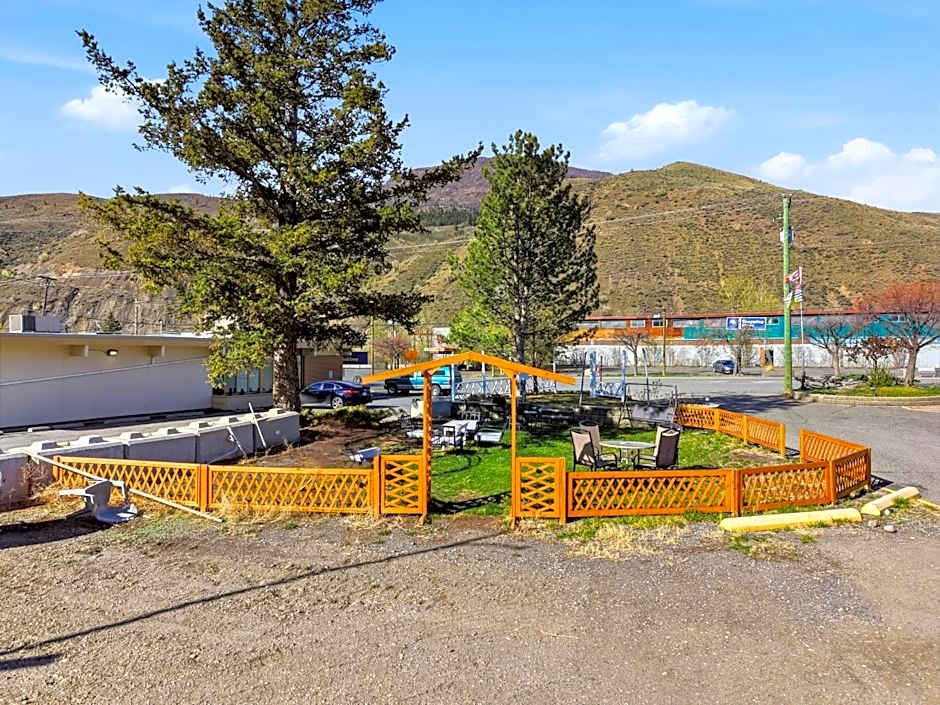 Canadas Best Value Desert Inn & Suites Cache Creek