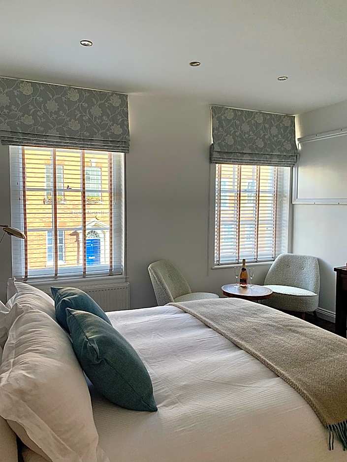 Upstairs at 33 - Self check in boutique accommodation in Worcester Centre