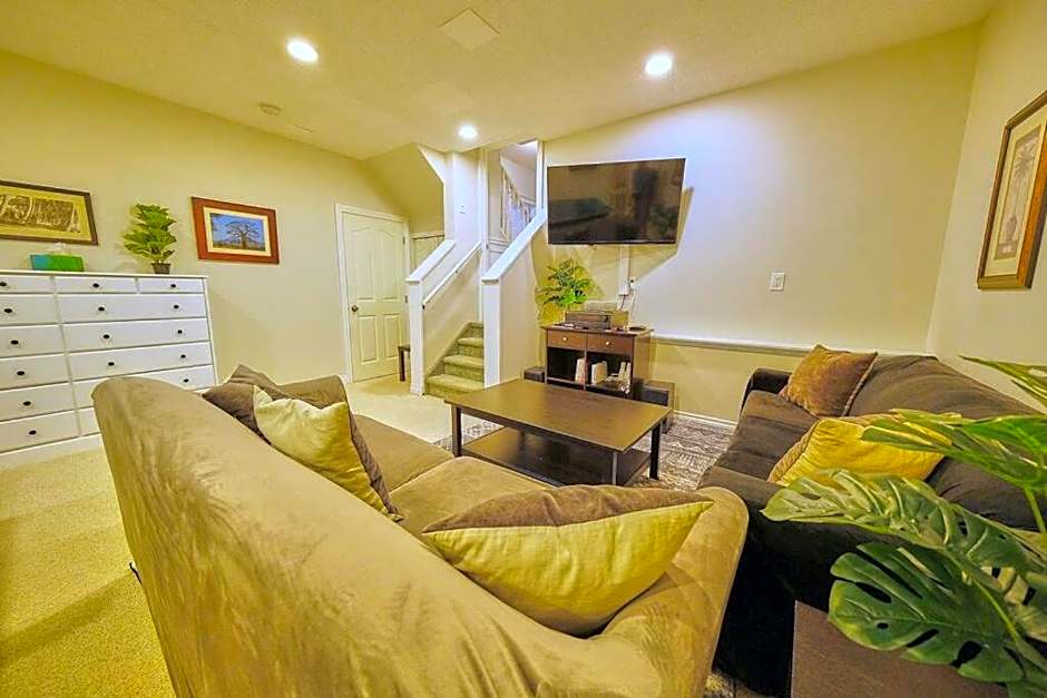 Casa Pura Vida Hot Tub, Pool & Ping Pong Tables w Backyard & BBQ Come stay