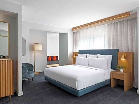 Luxury Suite with Roll-In Shower - Disability Access