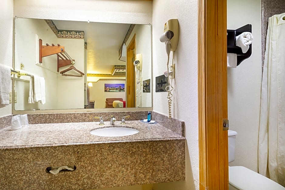 Three Rivers Executive Inn & Suites By OYO