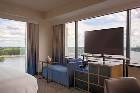 Larger Guest room, King, City view, Corner room