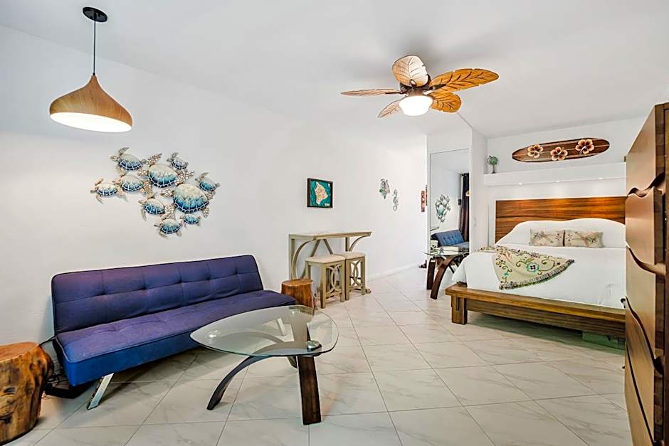 DOWNTOWN Hawaiian Theme Condo with Hot Tub, Pool & Beach - Kona Islander Inn
