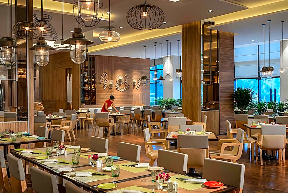 HUALUXE Yangjiang City Center By IHG