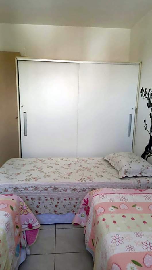APARTAMENTO 10 min de CRICIUMA em IÇARA-SC - 2 quartos - 3 Ar-Condicionado split - Cozinha equipada - Banheiro - Garagem coberta e Wi-Fi - Anfitriã Superhost no BnB