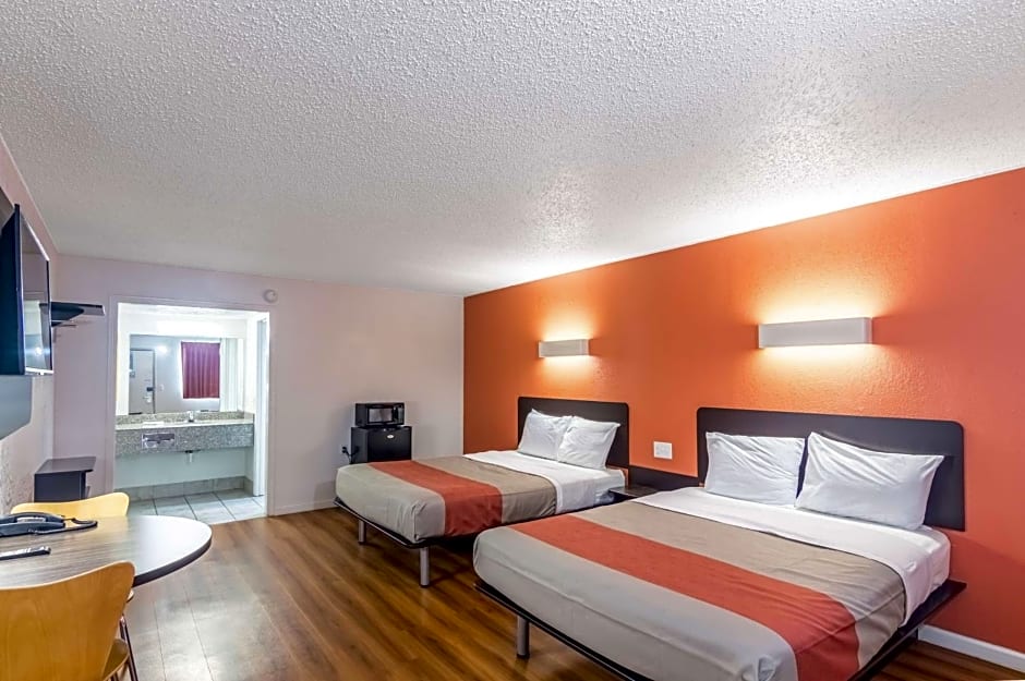 Motel 6-Clinton, OK