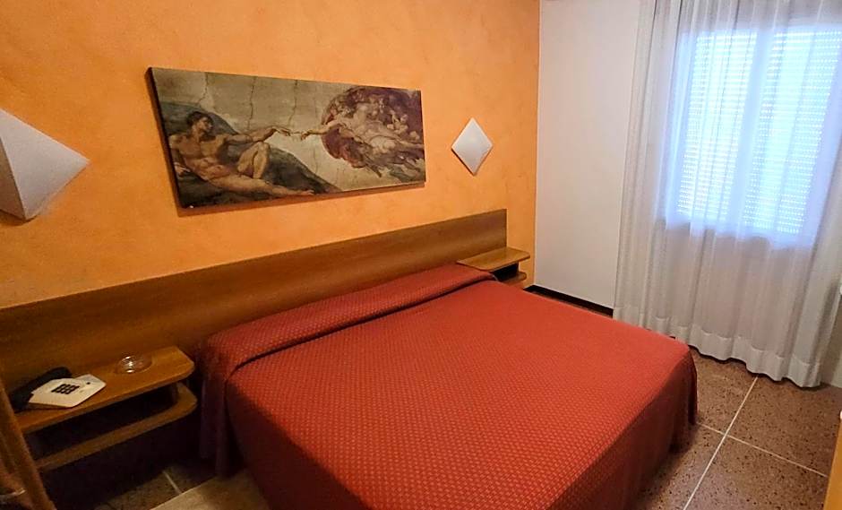 HOTEL PARADISO