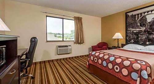 Super 8 by Wyndham Franklin/Middletown Area