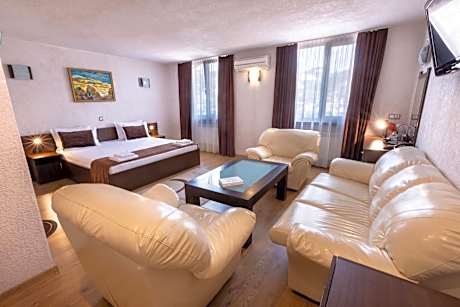 Deluxe Queen Suite