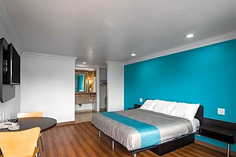 1 King Bed | Mobil Access Tub Nsmk Micfridg