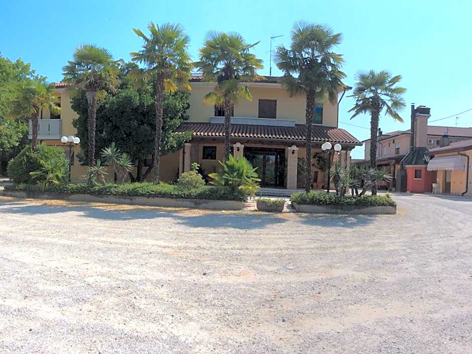 Hotel Pizzeria Ristorante "Al Leone"