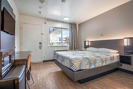 1 Queen Bed | Mobility Accessible Tub