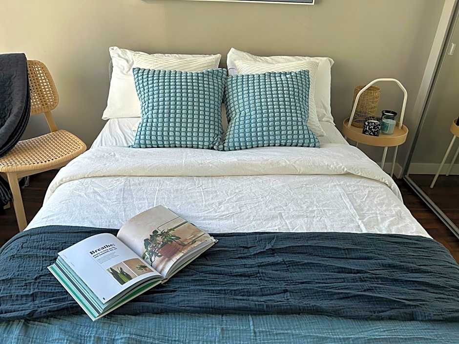 Modern spacious Apt plus Solarium and Den in Downtown Vancouver with Parking and Pool