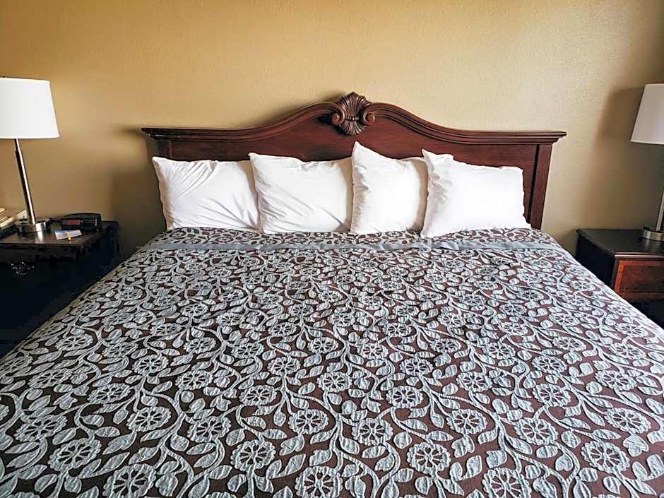 Days Inn & Suites by Wyndham of Morris