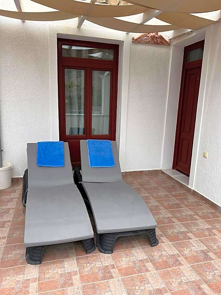 Birds Villa Apartments with Heated Pool - Including Car and Breakfast
