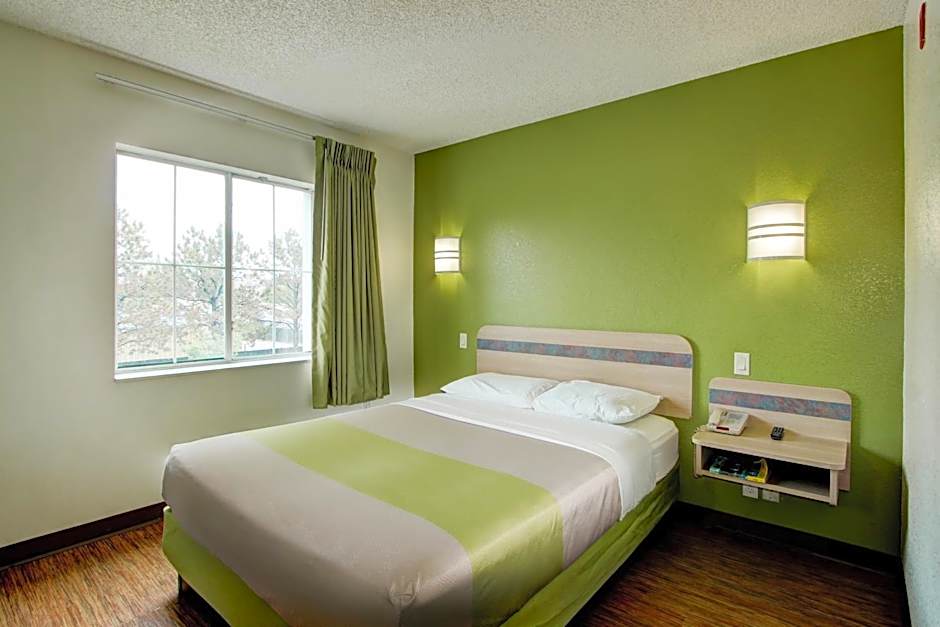 Super 8 by Wyndham Aurora East