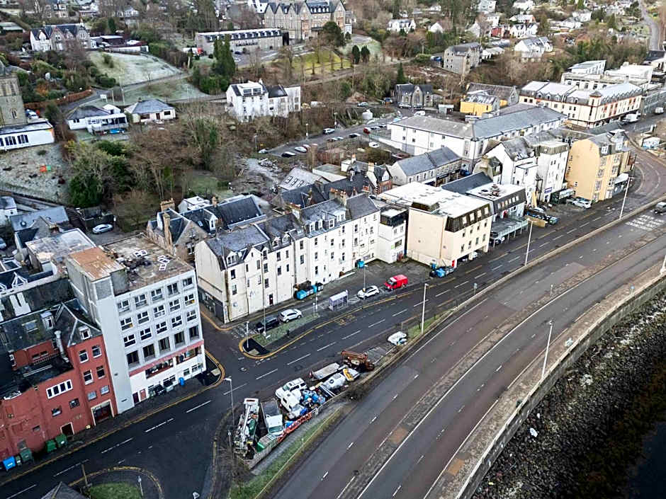 Prime location rooms in high street