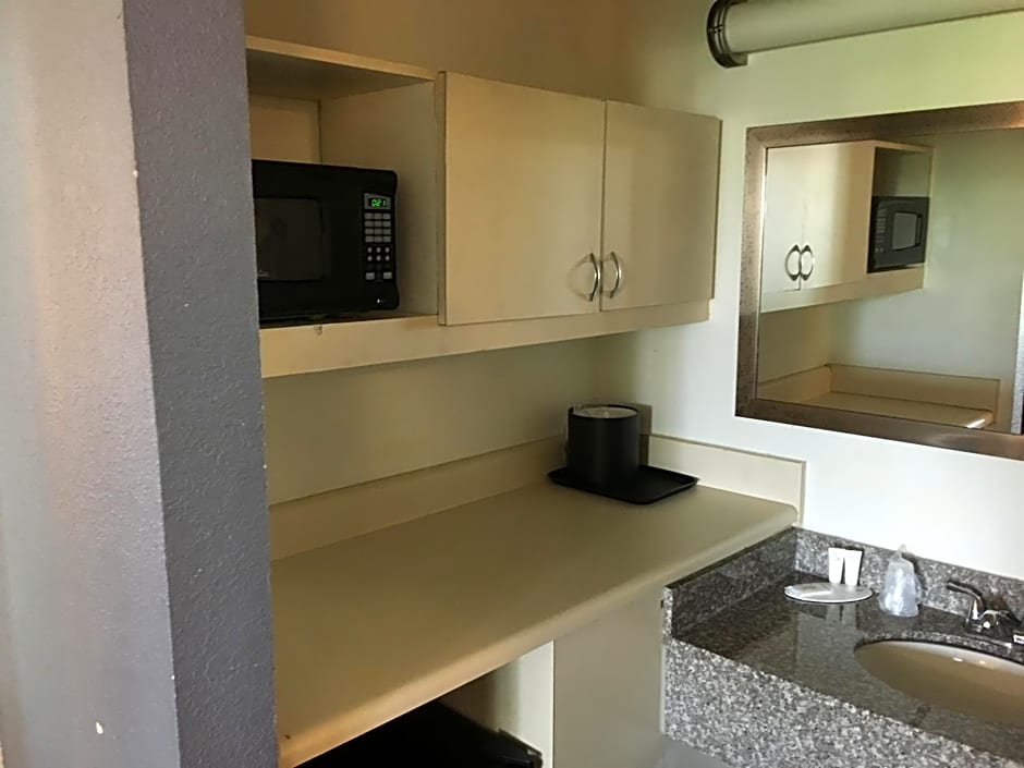Days Inn & Suites by Wyndham Mobile