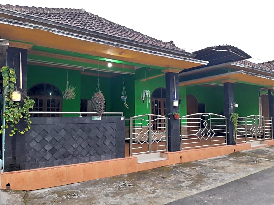 OYO Homes 91083 Desa Wisata Plosokuning Syariah