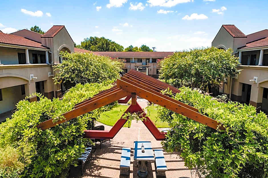 Vineyard Court Designer Suites Hotel