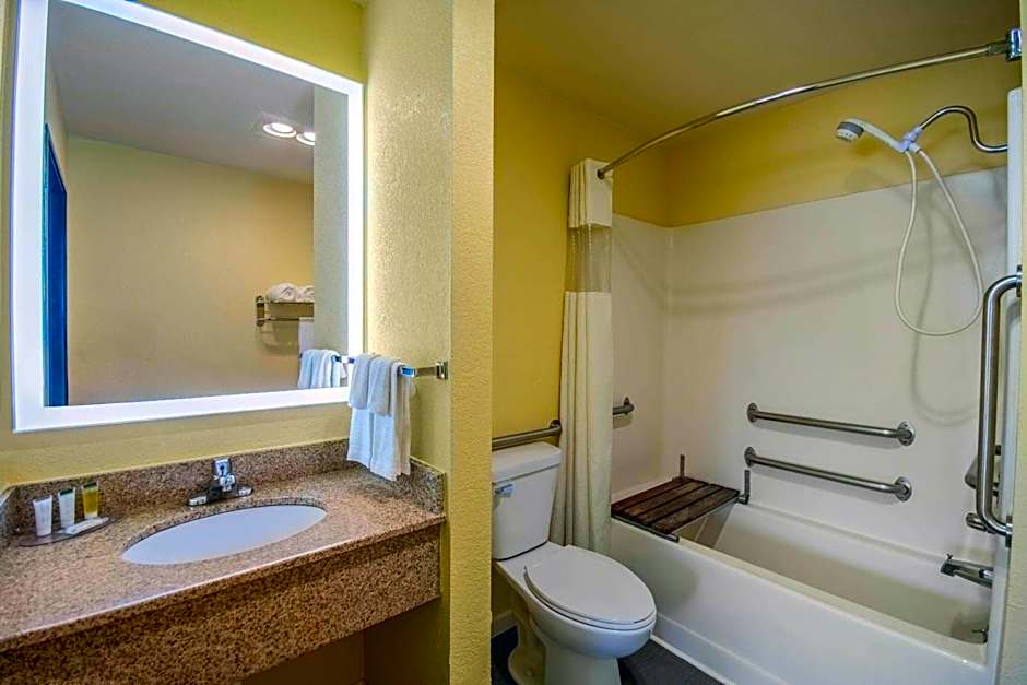 Days Inn by Wyndham Evansdale Waterloo