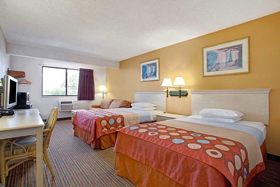 Super 8 by Wyndham Clearwater/St. Petersburg Airport