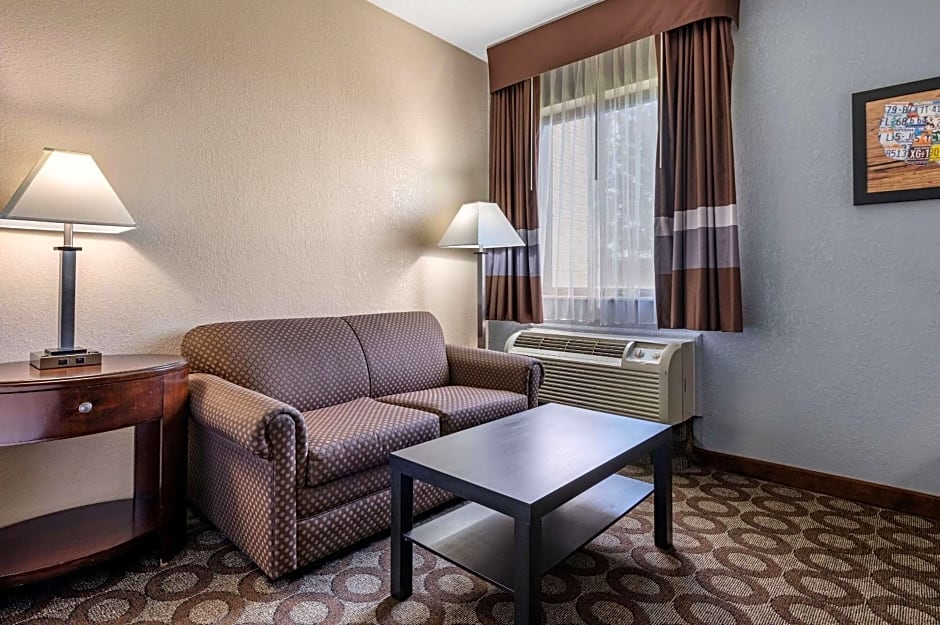 Econo Lodge Inn & Suites