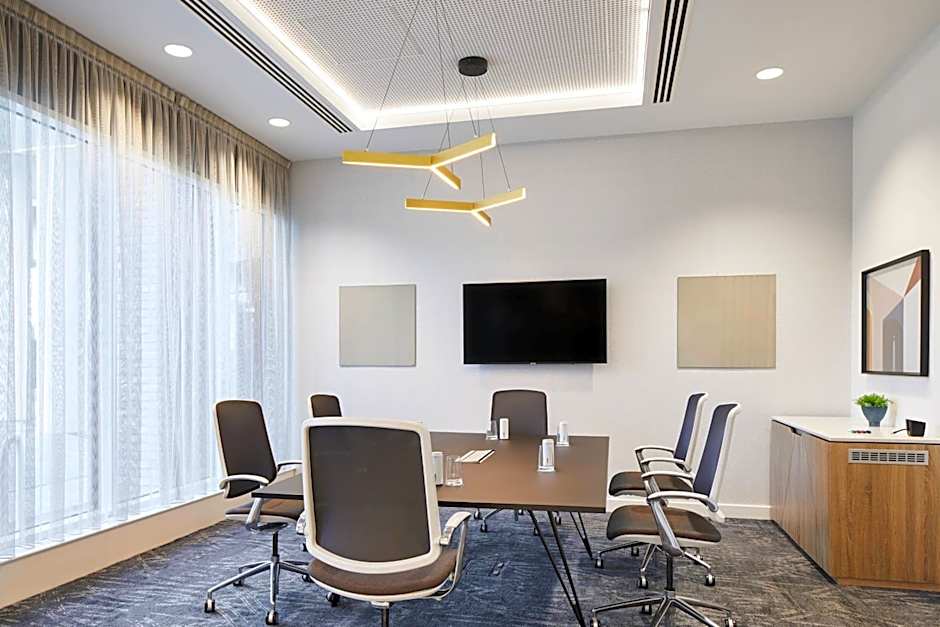 Courtyard By Marriott London City Airport