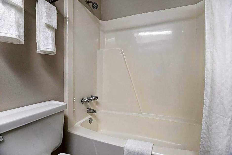 Days Inn & Suites by Wyndham Norton Shores/Muskegon