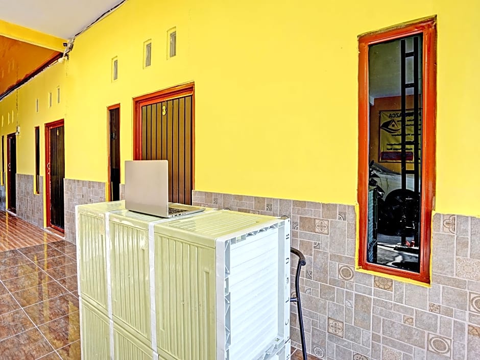 OYO Life 92920 Rumah Kost Azca