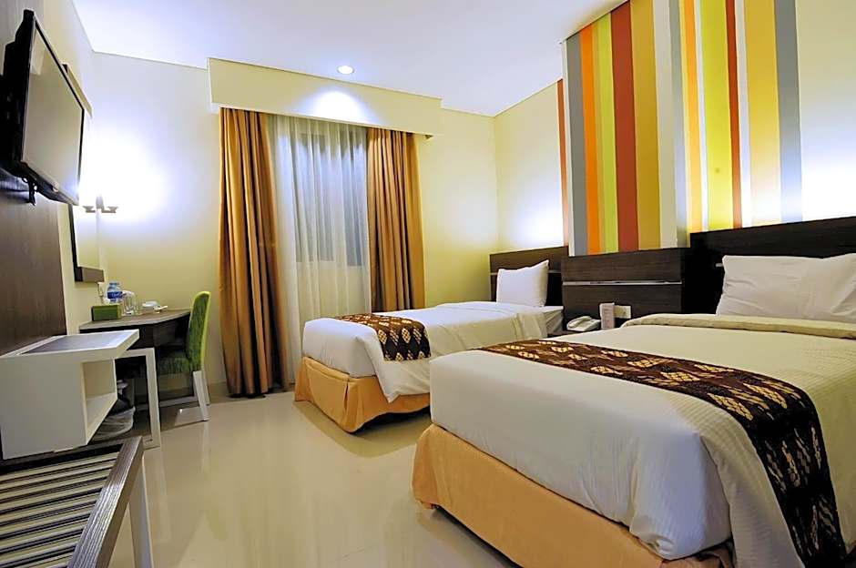 Pose In Hotel Solo